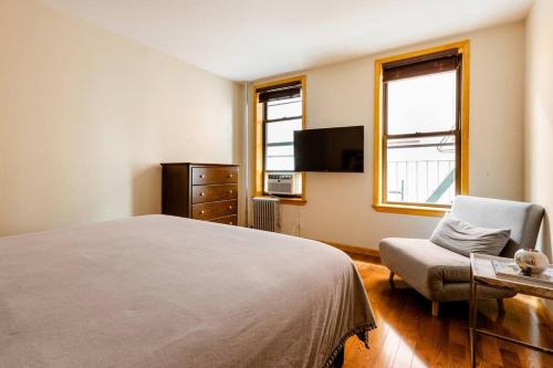 Chinatown Apartment | 2 Bedroom King Bed Apartment