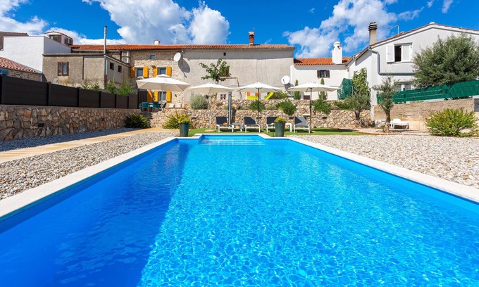 Brzac House | 2 bedroom pet friendly home in Brzac