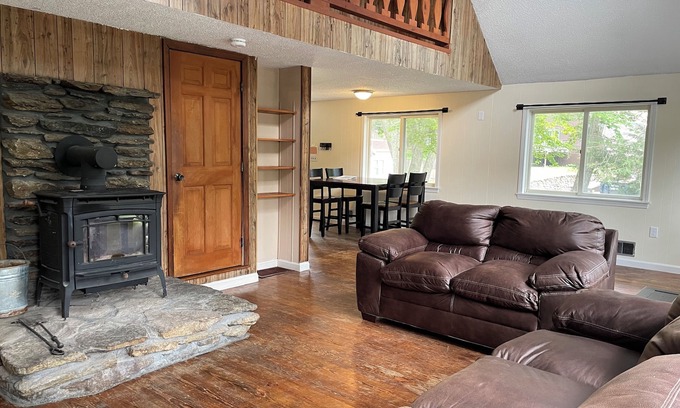 Hubbardston House | 2 Bedroom Spacious Cottage on Lake