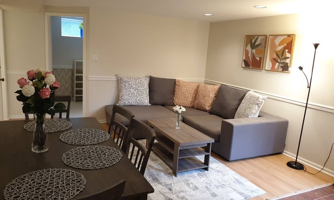 Hollyburn House | 2-Bedroom Suite with full kitchen - 3 min drive to seawall