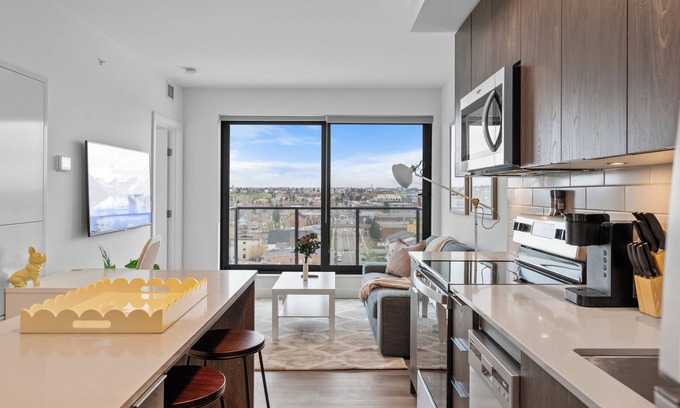 Crescent Heights Apartment | 2 Bedroom, Trendy Neighbourhood, Rooftop Patio, Underground Parking