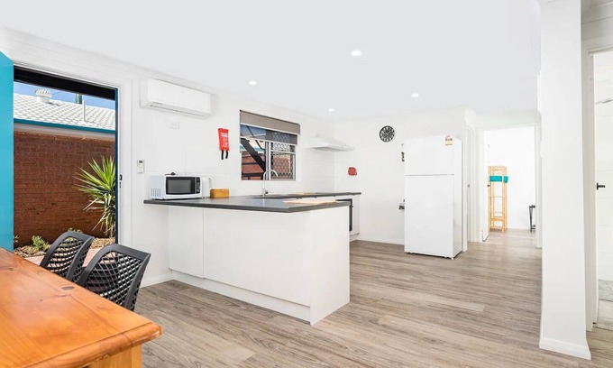 Geraldton Apartment | 2 Bedroom Unit Central, 5 minutes walk to pristine beaches! Newly renovated