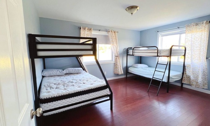 Tyendinaga House | 2 Bedroom with free parking-upto 10 parking space
