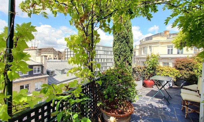 Saint-Thomas-d'Aquin Apartment | 2 Bedroom with Terrace and AC in Saint-Germain-des-Prés