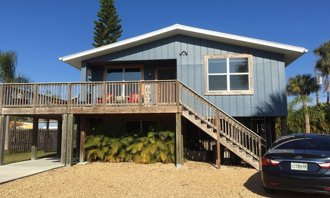 Mid Island Apartment | 2 Bedrooms- 2 Bicycles- 2 Minute WALK to the Beach- 2 miles from Times Square!