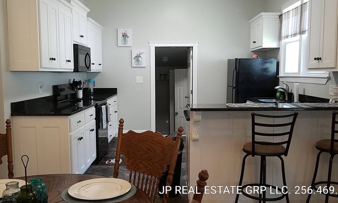 Decatur House | 2 BR 1 bath FULLY FURNISHED home - Decatur AL near Cooks Museum