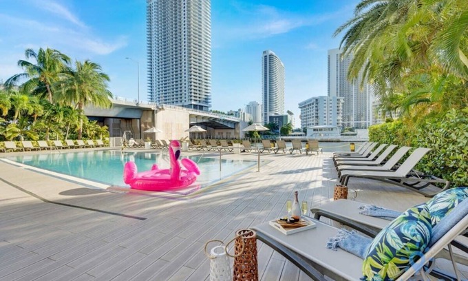 Hallandale Beach Apartment | 2 Br Apartment w/Balcony,Pool and Views