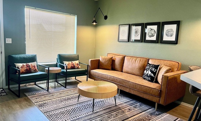 Eatonville House | 2 BR Historic Townhouse in Downtown Eatonville. Mt Rainier wildlife &waterfalls!