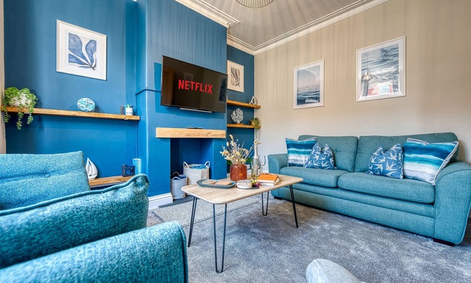 Southsea House | 2 BR Spacious House - Central, Sleeps 4 w/parking