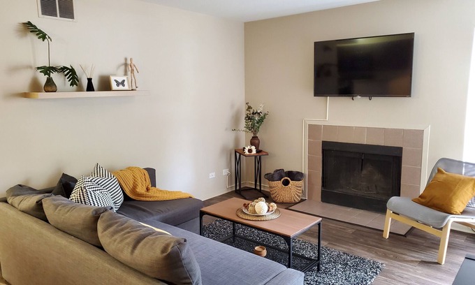 Lombard Condo | 2 BR W/Washer Dryer, Fireplace, Close To It All, Monthly Stays Welcome