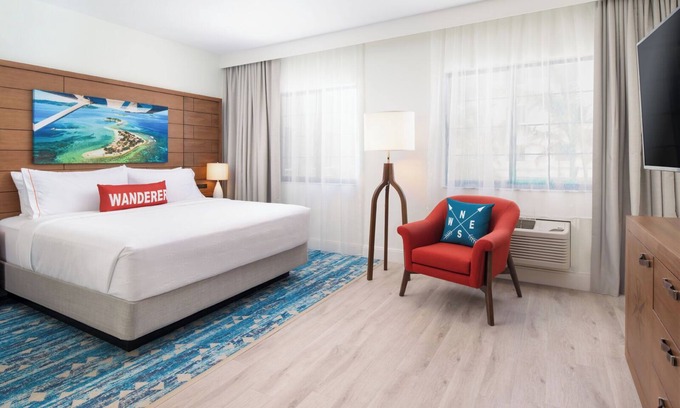 Park Shore Hotel | 2 Bright and Modern Studio Suite with Pool View