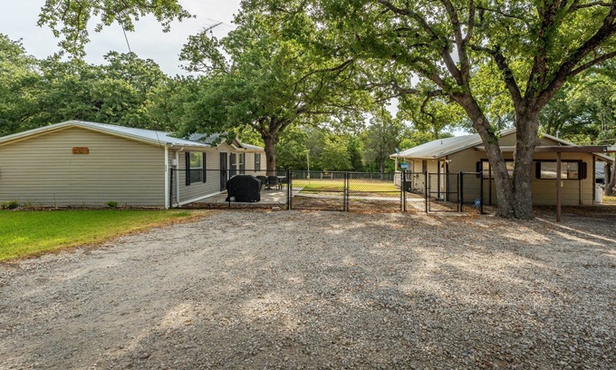 Gordonville House | 2 Cabins, 1 Price! Swim & Fish Nearby! Dogs OK