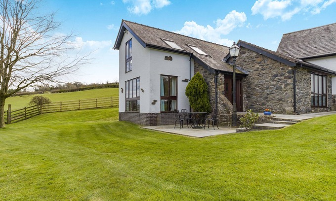 Trefeglwys House | 2 Derw Cottages - Two Bedroom House, Sleeps 4