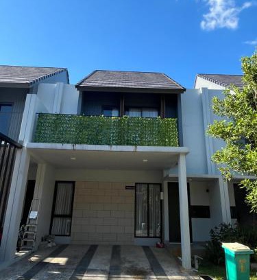 Jakarta Villa | 2 Floor Cozy House in Wisteria Jakarta Garden City