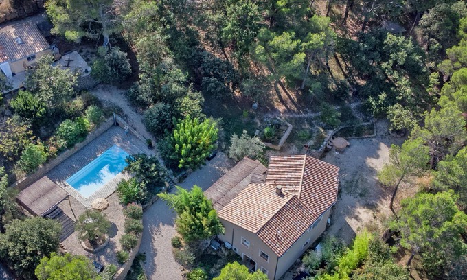 Faucon House | 2 gîtes with airco and heated pool 1km from Faucon