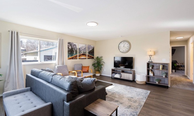 Bayshore - Klatt House | 2 King Suites! 4 bedrooms + bonus room. Great for groups! 2 complete units.