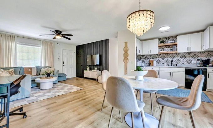North Charleston House | 2 Kings 1 Queen, 2 Baths, 5 minutes to Airport, 15 minutes Downtown, Fenced Yard