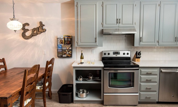 Carlton Cottage | 2 master suites, quick walk to Main Street, quiet & peaceful. Owner managed.