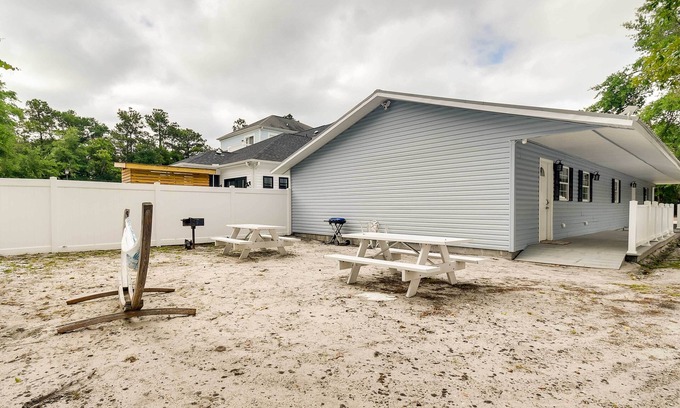 Atlantic Beach House | 2 Mi to Barefoot Landing: Family Retreat