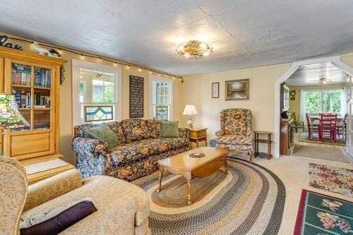 Fayetteville House | 2 Mi to Hiking Trails Cozy Fayetteville Cottage!