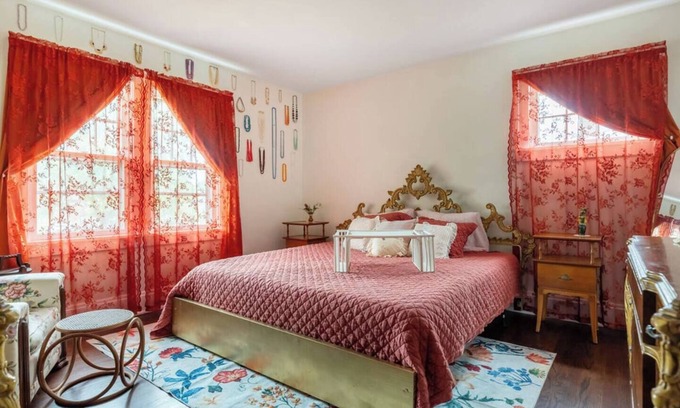 Cleveland House | 2 mi to Lake, 15 mi to Downtown CLE, Blocks from CCF/UH Euclid/Hospice, Antique Home, Fast WiFi, A/C, King Bed, Soaking Tub