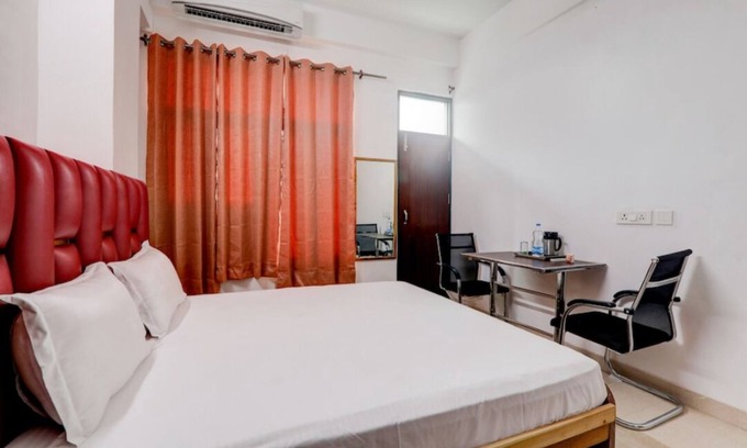 Mohangarh Bed & Breakfast | 2 min to smriti upvan & chancellor club ,studio rooms.