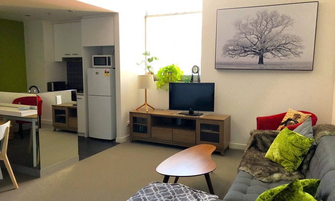 Port Melbourne Apartment | 2 Minutes - Beach & Bay Street location