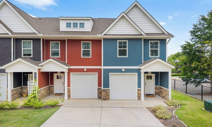 Drayton House | 2 New Townhomes | 2024 Spartanburg Stay for 9
