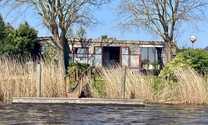 Anjum House | 2 pers - house König lakeside of the Lauwersmeer with own fishing pier Sauna