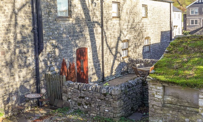 Blackwell in the Peak Cottage | 2 PRIMITIVE MEWS, pet friendly, with open fire in Chelmorton