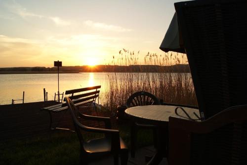 Neuensien Apartment | 2 Raumwohnung mit sonniger Terrasse und Seeblick