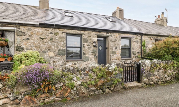 Groeslon Cottage | 2 RHOSLYN, family friendly, character holiday cottage in Groeslon