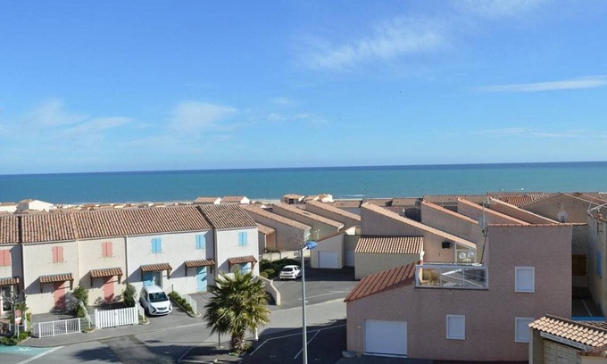 Saint-Pierre-la-Mer Apartment | 2-room apartment with balcony - 800m from the beach and private parking