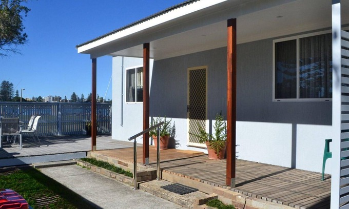 Tuncurry Cottage | 2 Rockpool Road a Waterfront Cottage