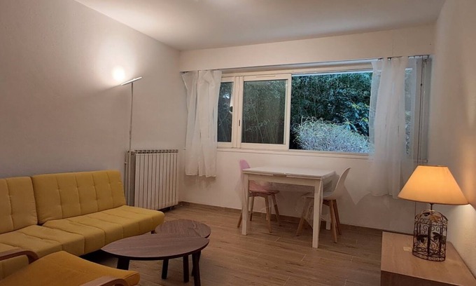Est Apartment | 2-room apartment overlooking the park, walking distance to town center