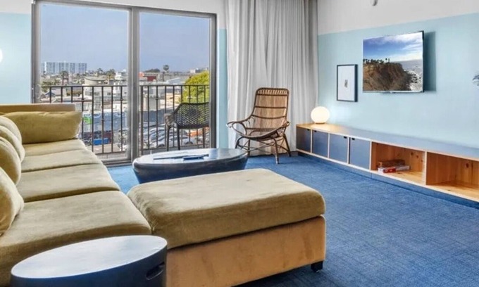 Venice Hotel | 2 Rooms w/Balcony | Kitchen | Rooftop Lounge | Free Breakfast