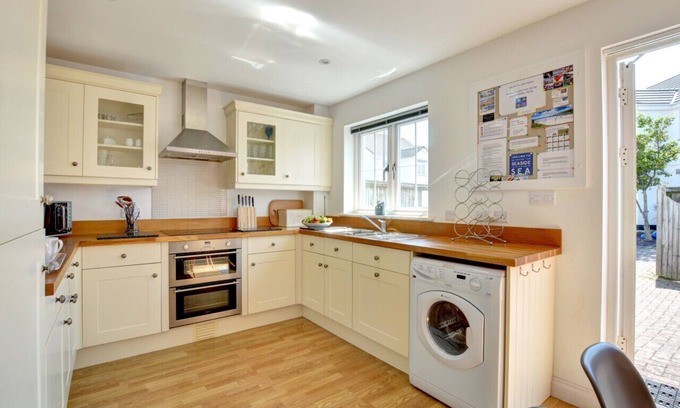St Merryn House | 2 Rose Terrace - Three Bedroom House, Sleeps 6