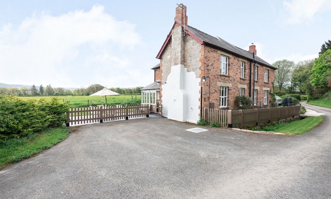 Abercraf Cottage | 2 SILURIA COTTAGE, family friendly, with open fire in Walton