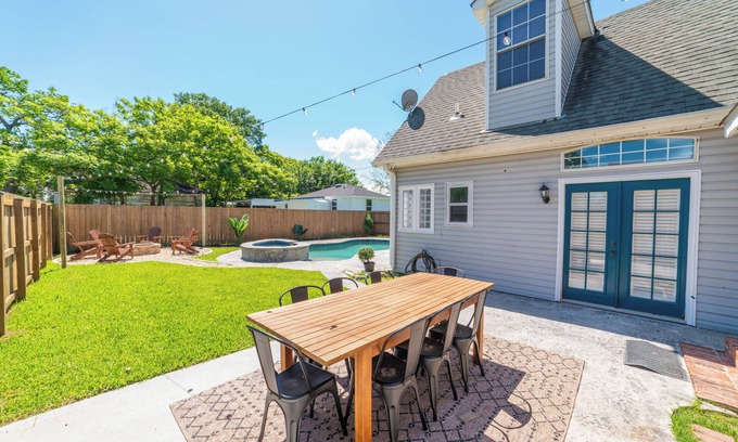 Chalmette House | 2-Story cottage w pool+bonfire