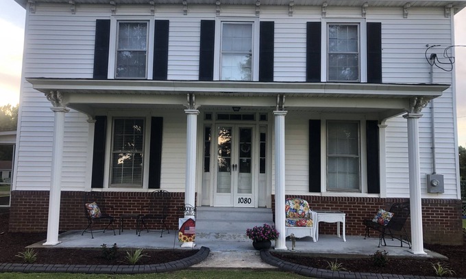Wayne County House | 2 story farm house just off 795, sleeps 10+