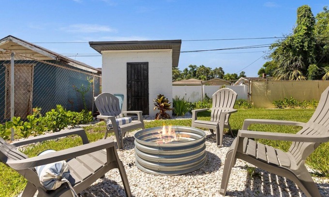 Tampa House | 2 Swings Farmhouse Bungalow · Luxury - Pet Friendly, Farmhouse Bungalow DT Tampa
