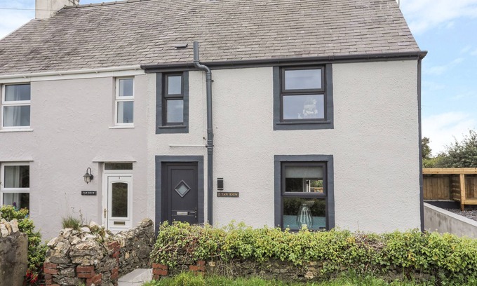 Llanfairpwllgwyngyll House | 2 TAN RHIW, pet friendly, with open fire in Llanfairpwllgwyngyll