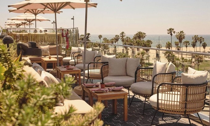 Venice Hotel | 2 Venice Rooms | Balcony | Kitchen | Rooftop | Free Breakfast | Beach Steps Away