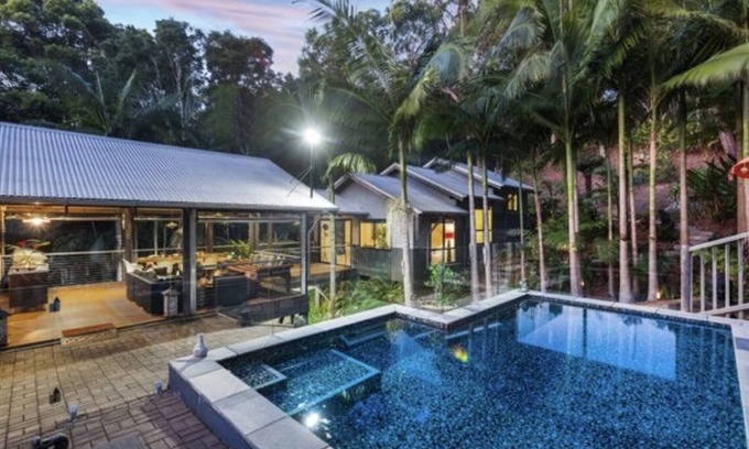 Currumbin Valley House | 2 x queen bedrooms, 2 x ensuite's, 1 guest lounge, outdoor bbq kitchen and pool.