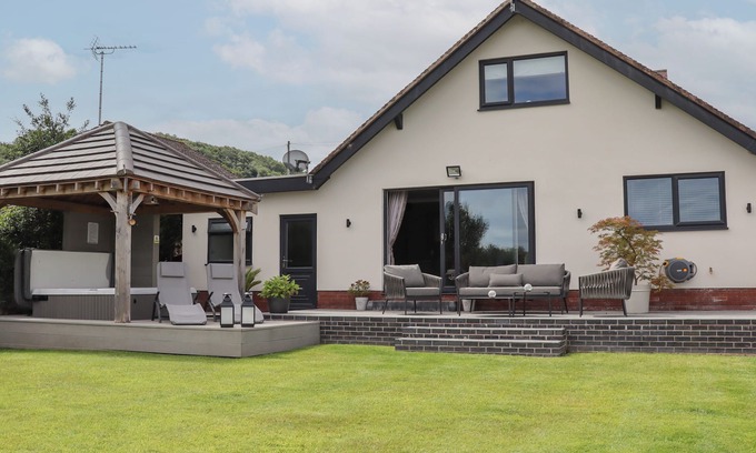 Meliden House | 20 GLASFRYN AVENUE, family friendly, with hot tub in Prestatyn