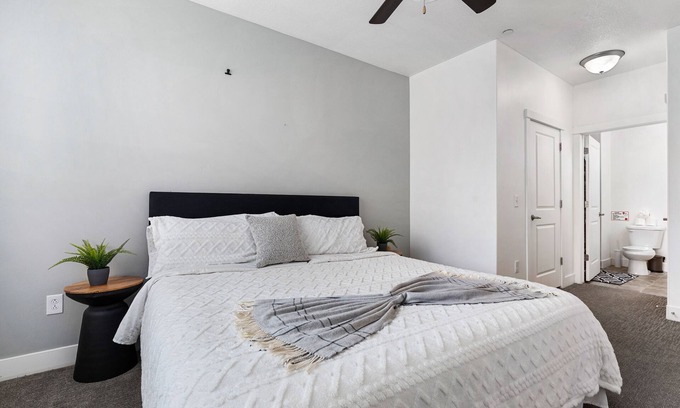 Draper Apartment | 20% off for long stay, Hot Tub, pets allowed