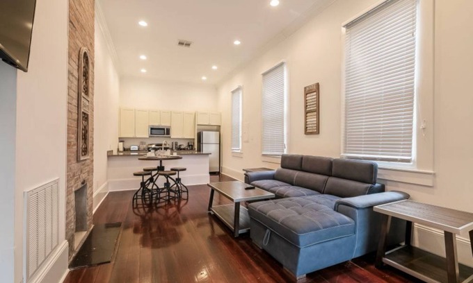Faubourg Lafayette Condo | 20% OFF Monthly | 10% OFF Weekly-Charming 2BR on Carondelet by Hosteeva