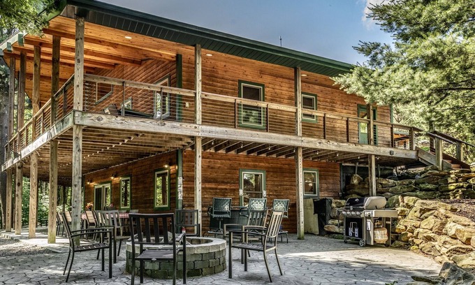 Shippenville Cabin | 200-acre Double Bore Ranch - 6 Bedroom, 8 Bathroom Lodge, Sleeps 18