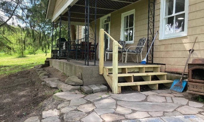 Aldenville House | 200 Year Old Farmhouse on Private 8 Acre Laken Pet Friendly.
