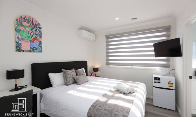Brunswick East Hotel | 205 Modern King Room w/Private Ensuite Fast WiFi 18 mins tram to CBD